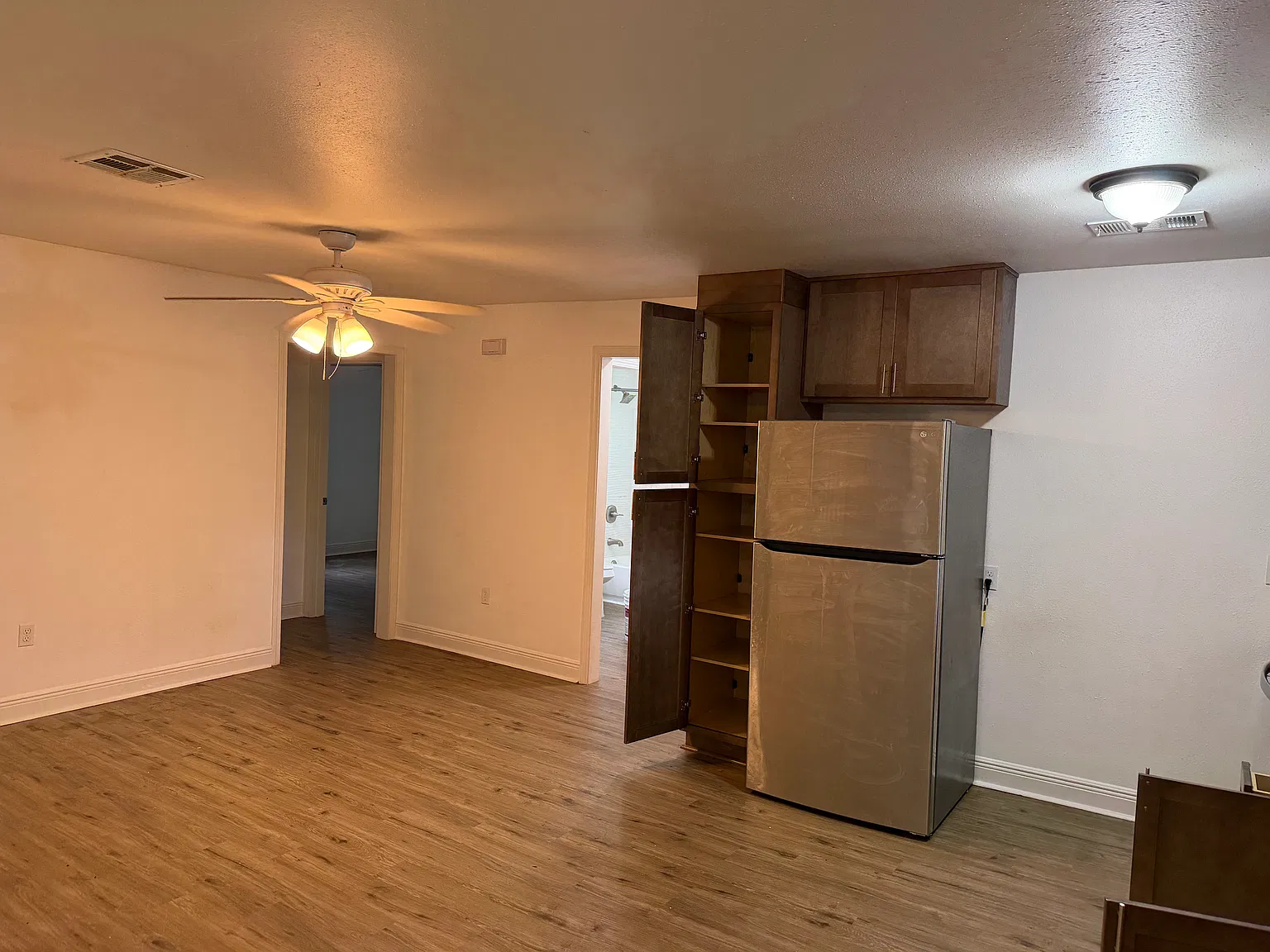 3 bed, 894 sqft, $1,300 — Photo 3