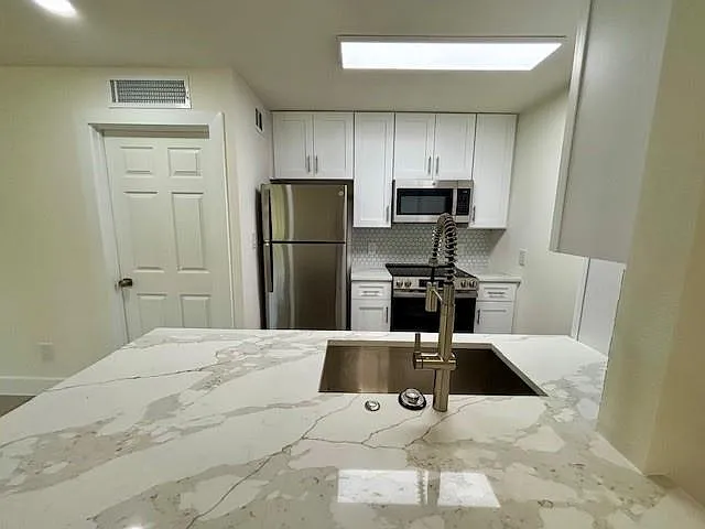 2121 Fountain View Dr #83 — Photo 6