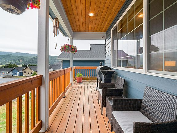 5th image of 609 Vine Maple Ln