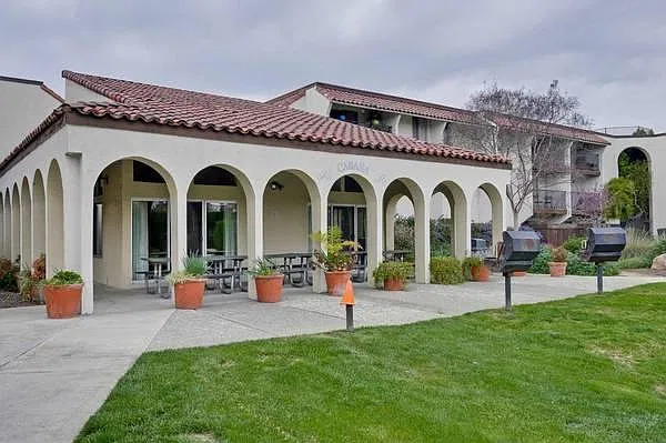 1 bed, 700 sqft, $2,222 — Photo 3