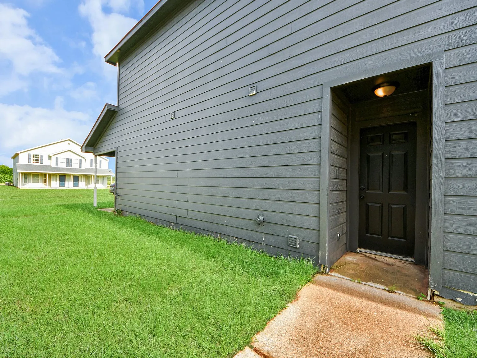 4 bed, 4.5 bath, 3355 sqft, $750 — Photo 3
