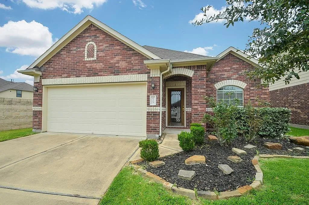 3 bed, 2.0 bath, 1756 sqft, $2,100 — Photo 1
