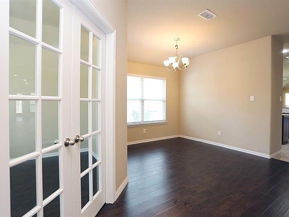 4th image of 708 Silvermoon Dr