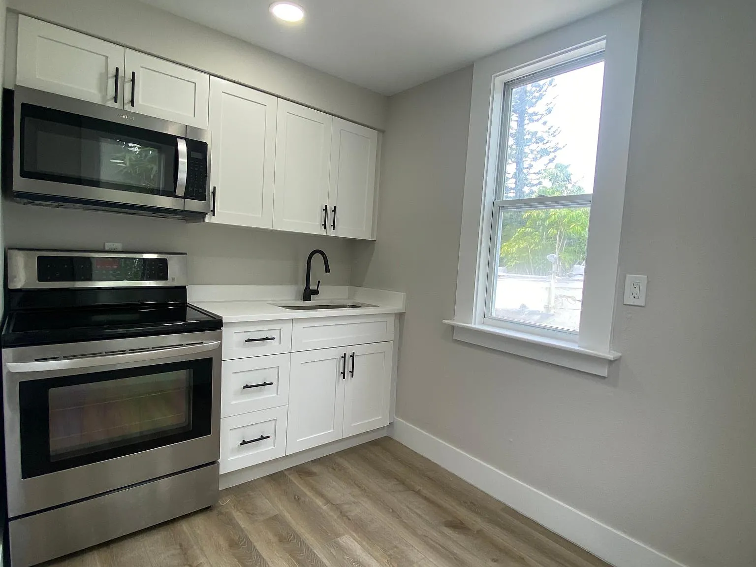 3516 Greenwood Ave — Photo 2