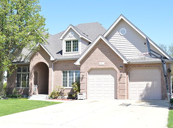 2nd image of 347 Carey Ct
