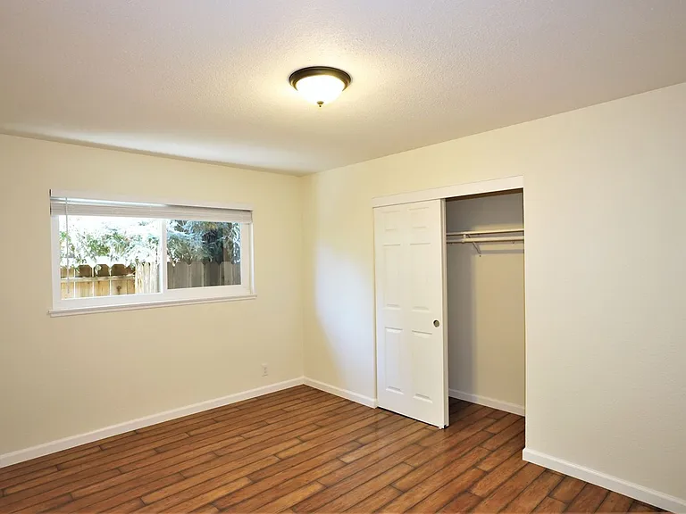 Beautifully updated 2 bed/1 bath Duplex in Redwood City with yard Available NOW! — Photo 8