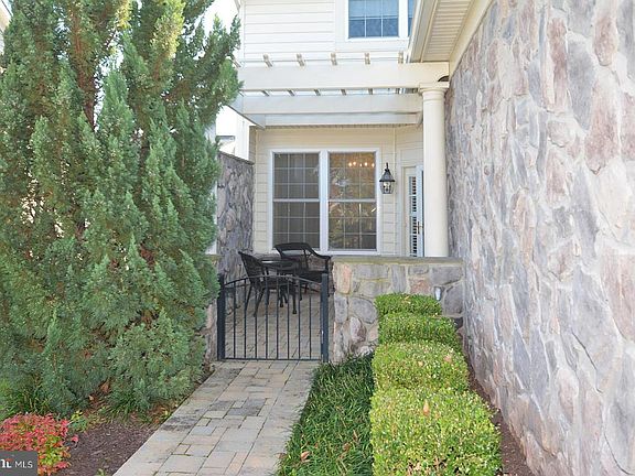 2nd image of 44347 Oakmont Manor Sq