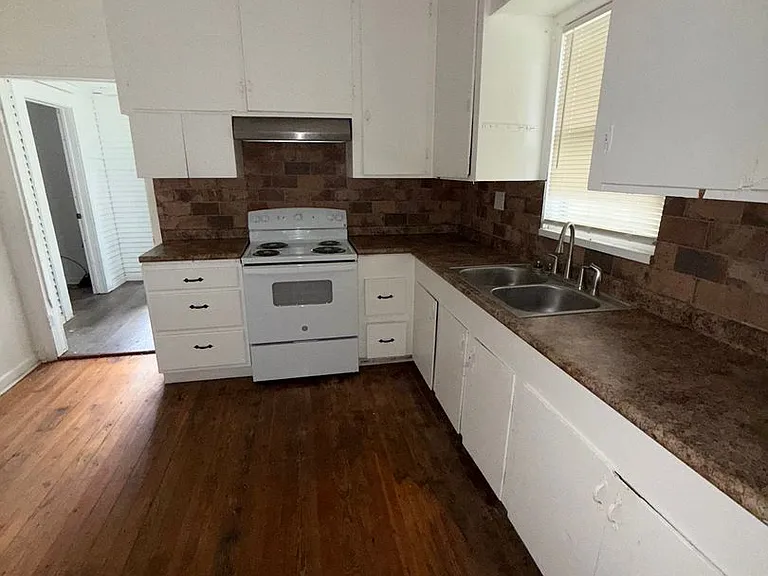 4210 Sullivan St — Photo 6
