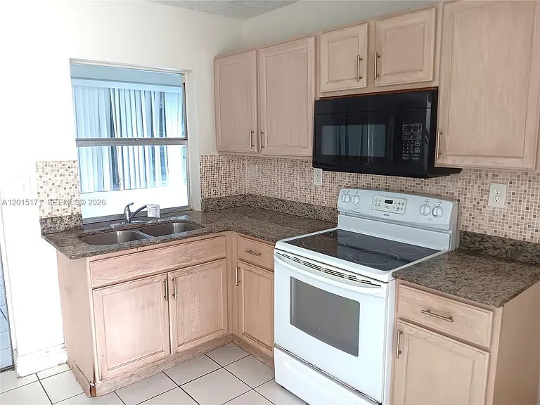 7004 NW 67th Ave — Photo 3