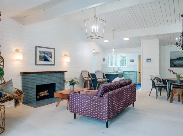 637 Madison Ave N, Bainbridge Island, WA 98110