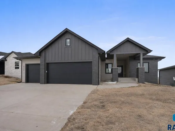8312 E Wicker Ct, Sioux Falls, SD 57110