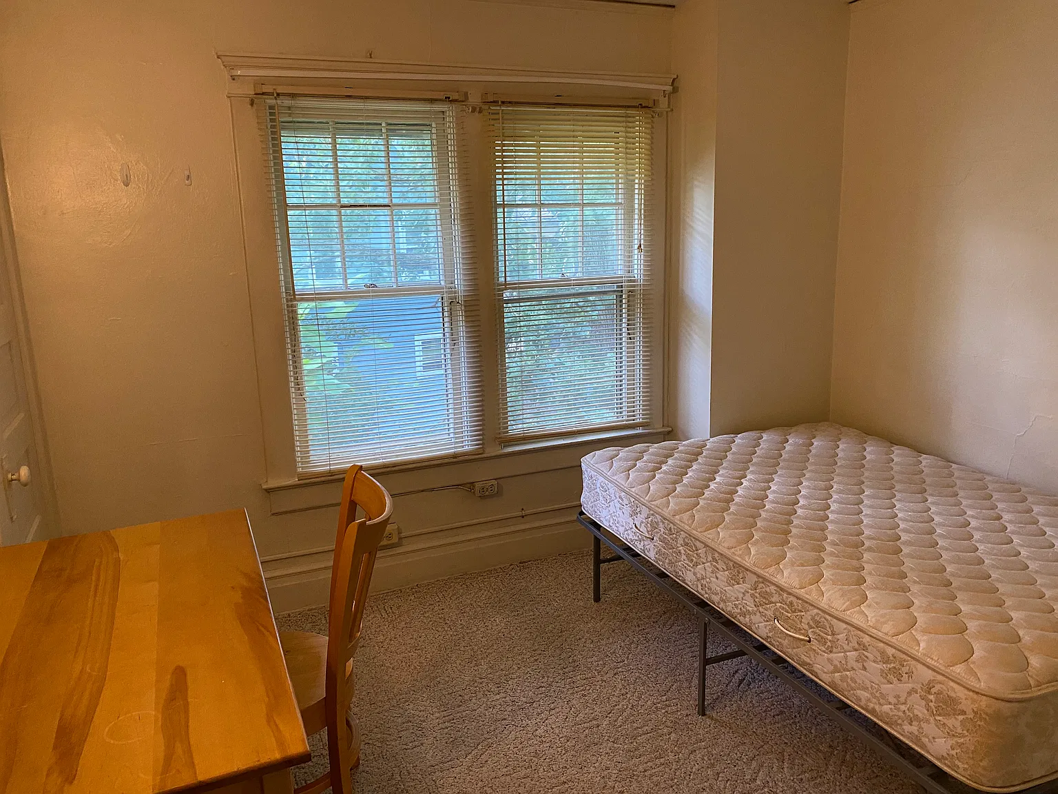 6 bed, 2.5 bath, 2016 sqft, $6,700 — Photo 2