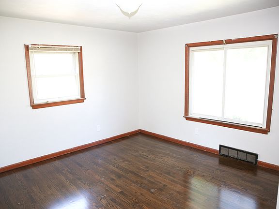 3rd image of 3012 Pasteur Ave