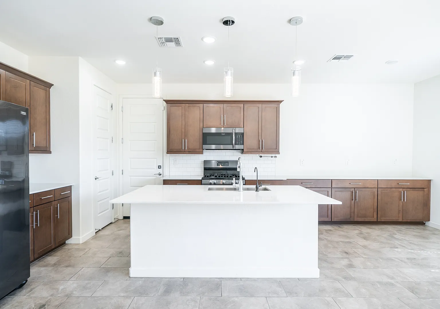 4 bed, 2196 sqft, $2,900 — Photo 3