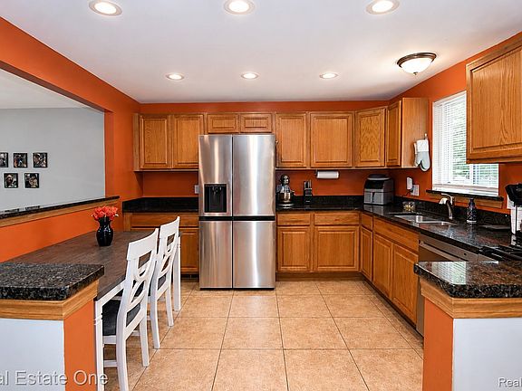 5th image of 15404 Colbert St