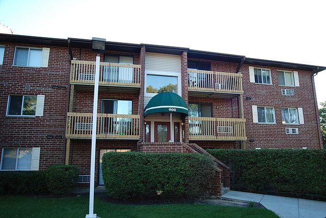 1st image of 900 N Lakeside Dr APT 3A