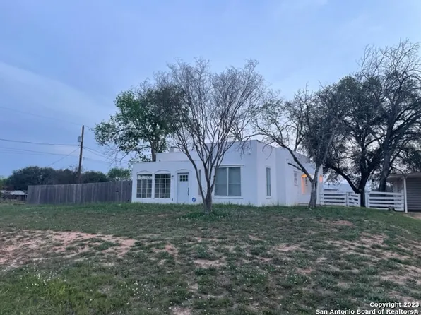 918 E Comal St, Pearsall, TX 78061