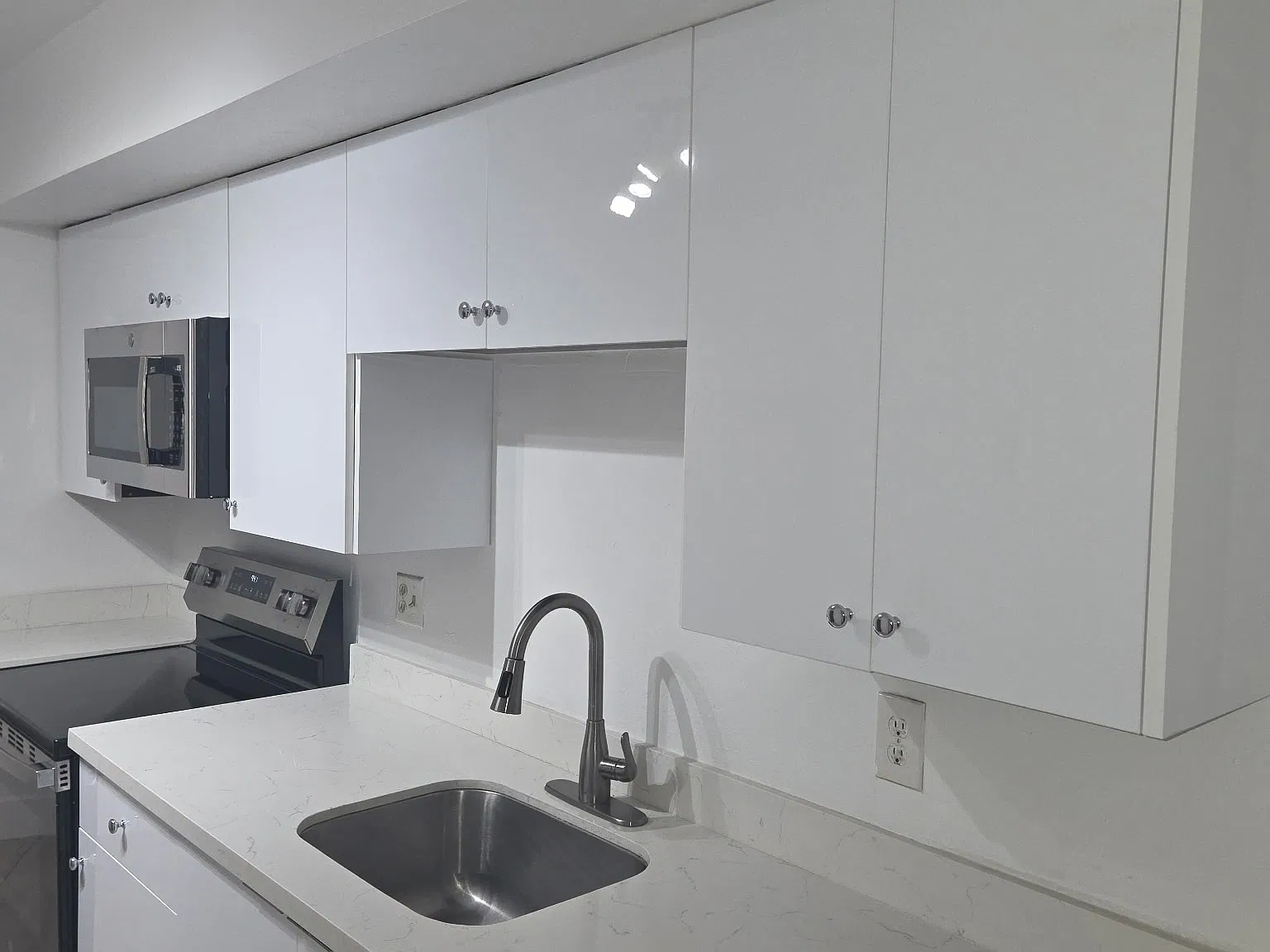 2 bed, 1160 sqft, $2,200 — Photo 2