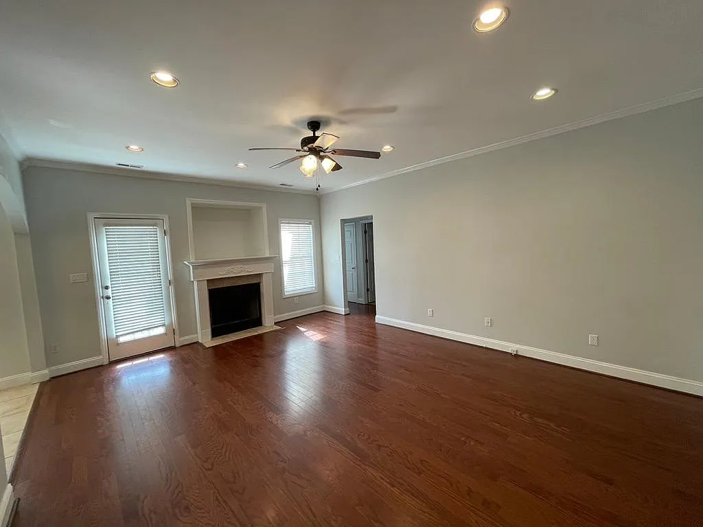414 Raynor Dr — Photo 2