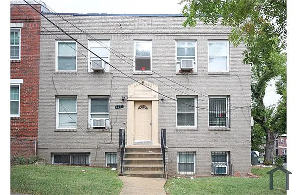 Building Photo - 4001 4th St SE #4
