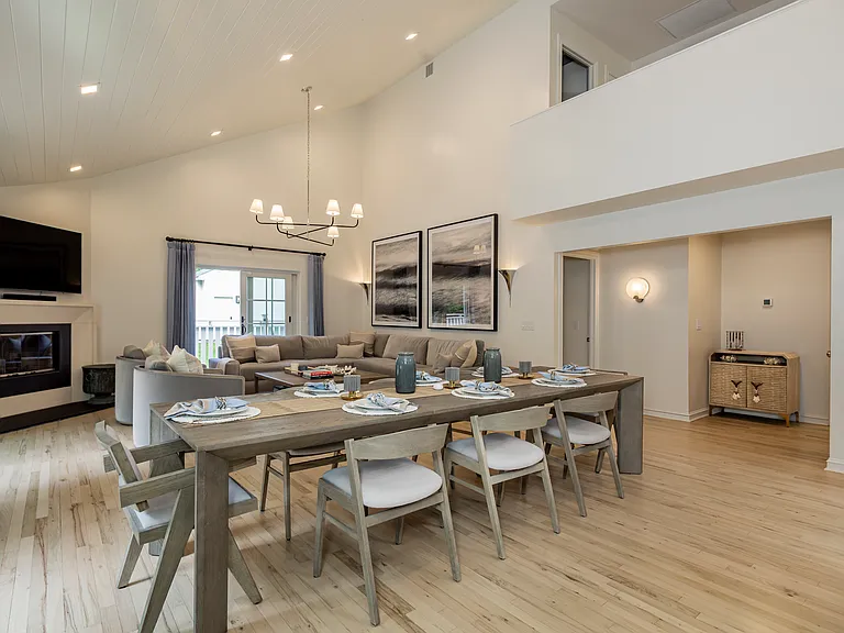 331 Meadows W — Photo 9