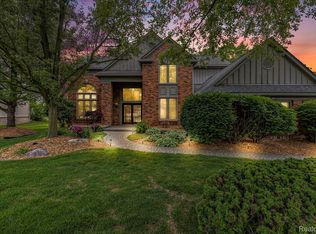 5064 Silverwood Dr, West Bloomfield, MI 48322