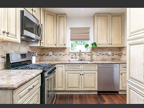 2nd image of 326 Bella Vista St