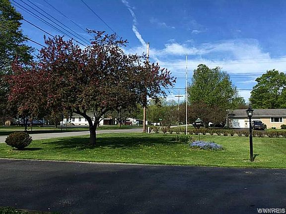 3rd image of 32 Gail Dr