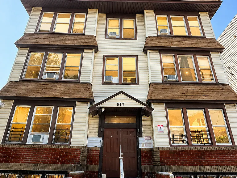 917 Grove St #1B — Photo 1