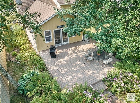 Imagine the outdoor entertaining on this HUGE 20x20 deck!