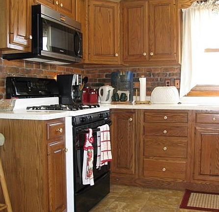 BEAUTIFUL OAK KITCHEN WITH PULL OUT DRAWERS AND CORIAN COUNTER