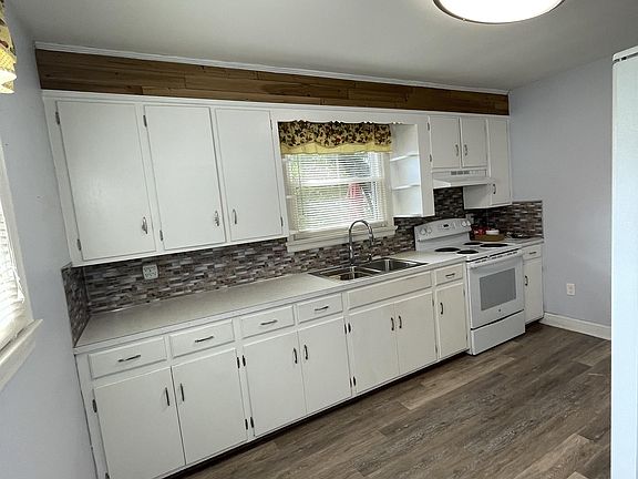 2nd image of 215 Triple Oak Cir