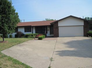 621 Ashby Dr, Charleston, IL