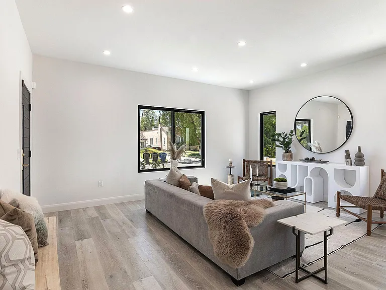 622 N Gardner St — Photo 1