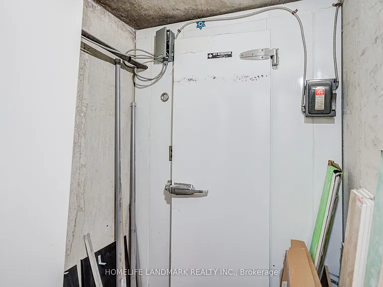 1608 Sherwood Forrest Cir — Photo 46