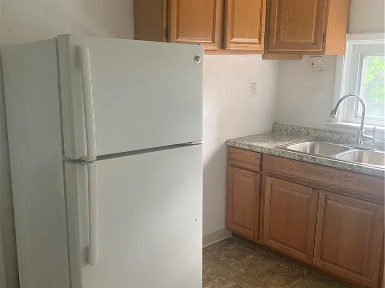 310 Knox Ave — Photo 3