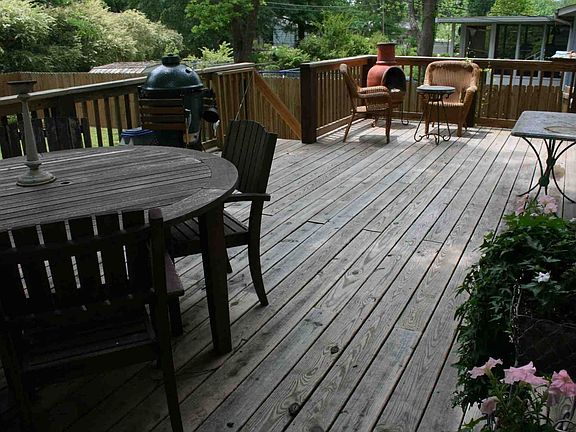 Newly expanded deck, perfect for entertaining!