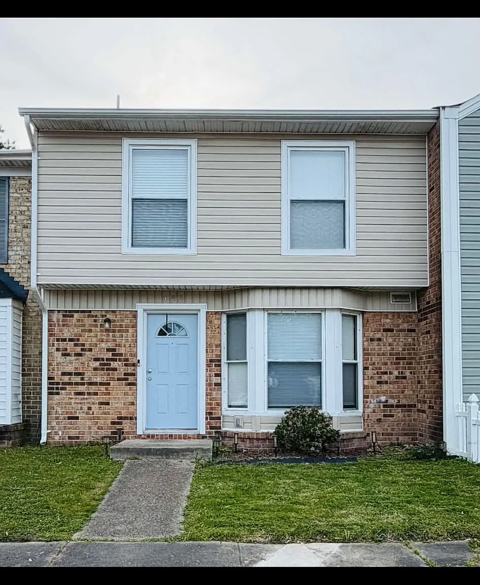 3 bed, 1.5 bath, 1320 sqft, $2,200 — Photo 2