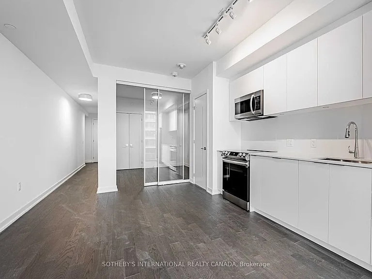 357 King St W #806 — Photo 8