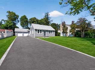 31 Rosemary Pl, East Islip, NY 11730