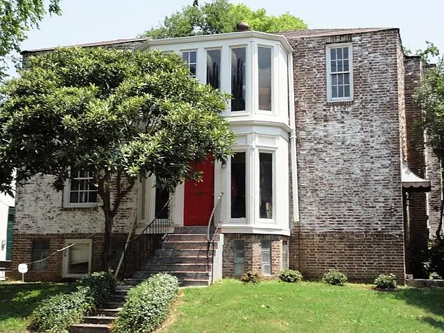 428 E State St — Photo 1
