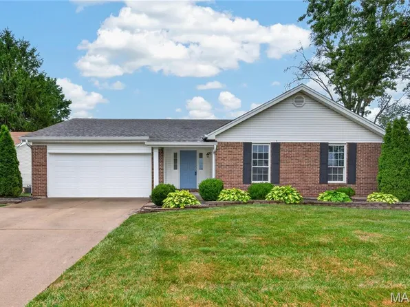 3036 Country Knoll Dr, Saint Charles, MO 63303