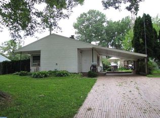71 Tall Pine Ln, Levittown, PA
