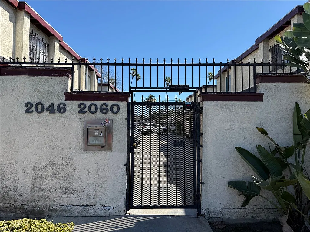 3 bed, 2.5 bath, 1169 sqft, $3,200 — Photo 1