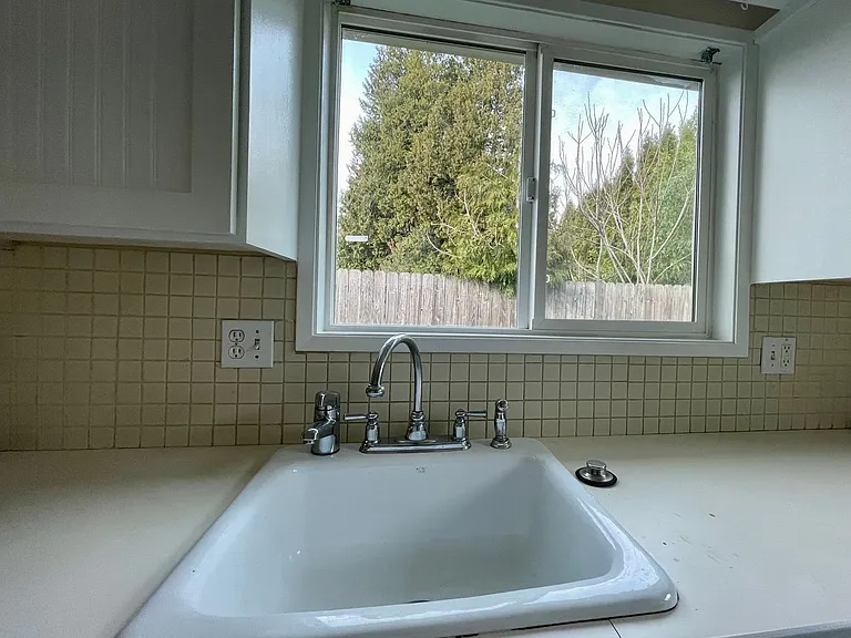 Gresham Duplex with Private Yard and a Single Car Garage! Gresham Station! — Photo 7