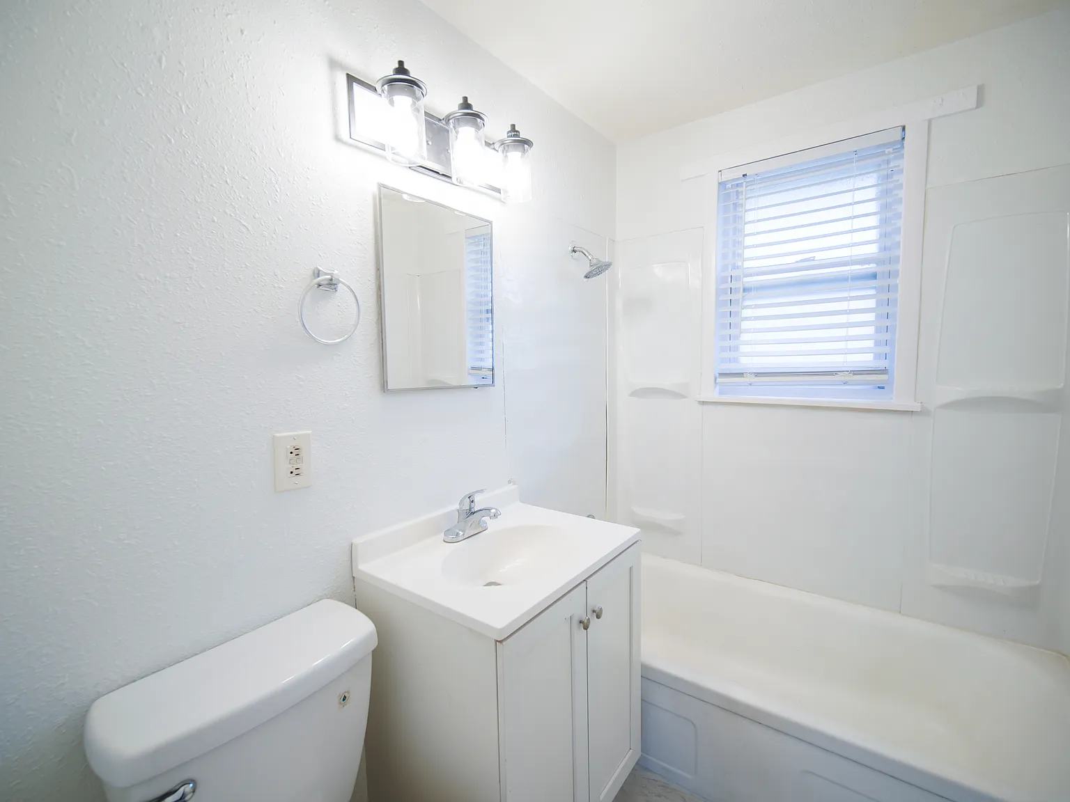 2 bed, $825 — Photo 1
