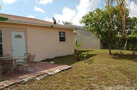 3rd image of 5746 Lincoln Cir E