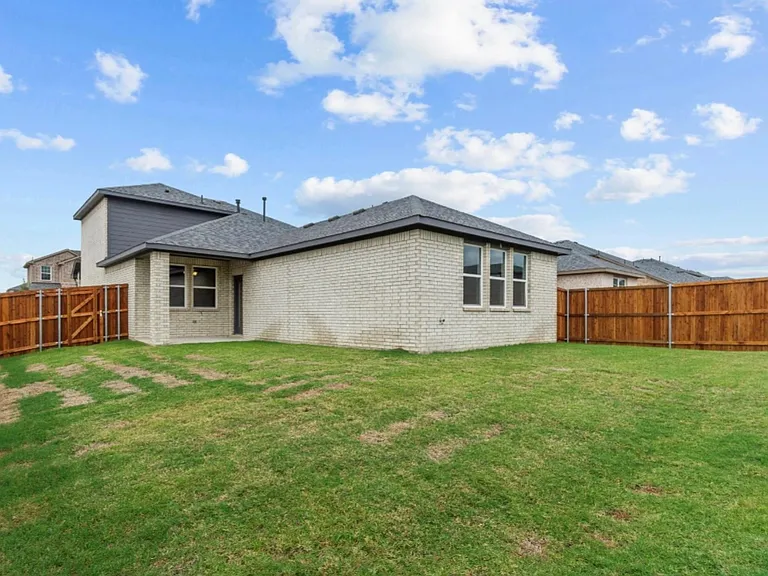 900 Portina Dr — Photo 6