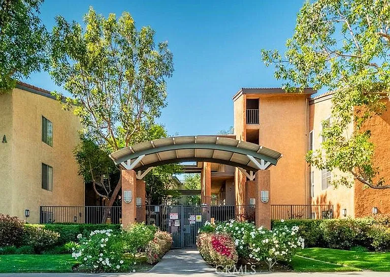 15425 Sherman Way #101 — Photo 7