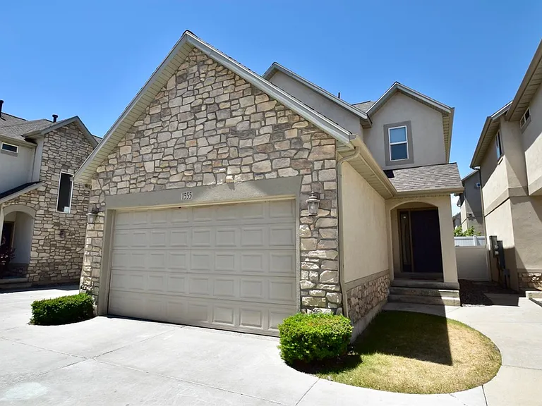 1555 Wynview Ln — Photo 1